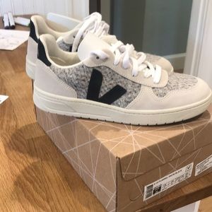 New in Box Veja V-10 Flannel Snow Black sz 38